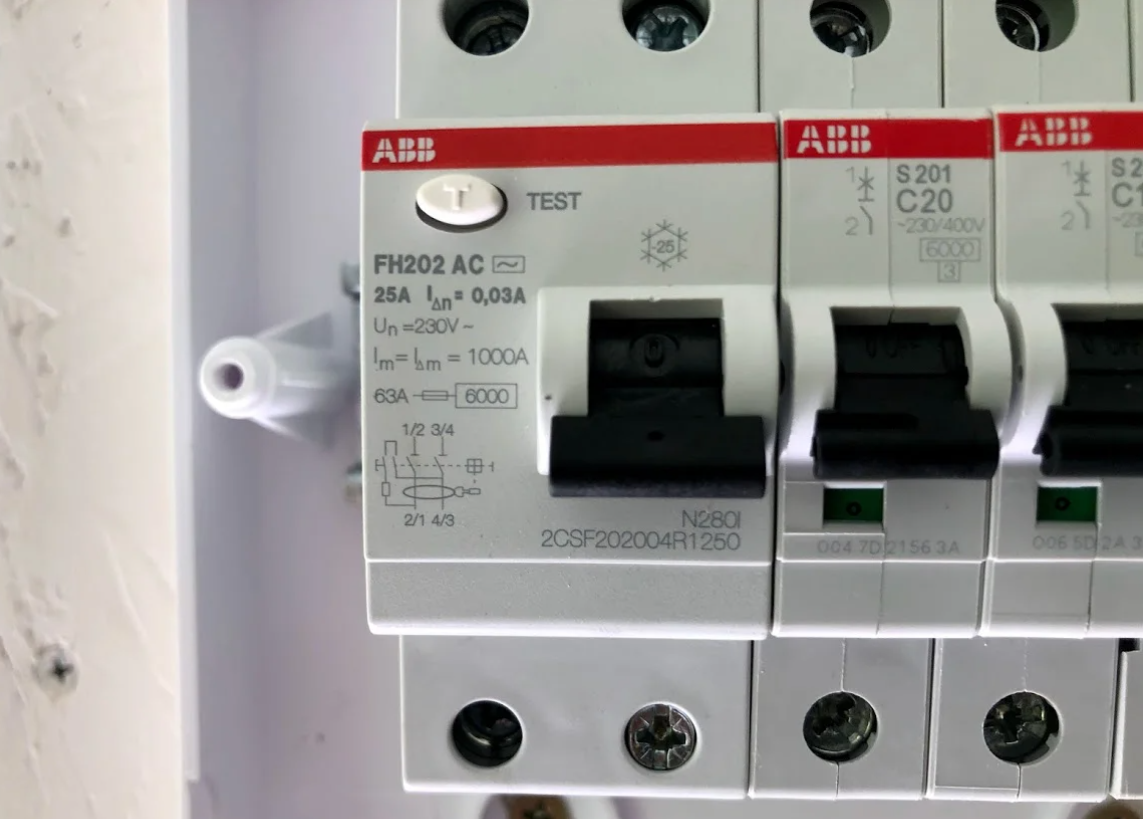 Розетка узо 30ма. ABB fh202 AC 25a. УЗО ABB fh202. УЗО АББ fh202 AC. УЗО АББ fh202 фаза 0.